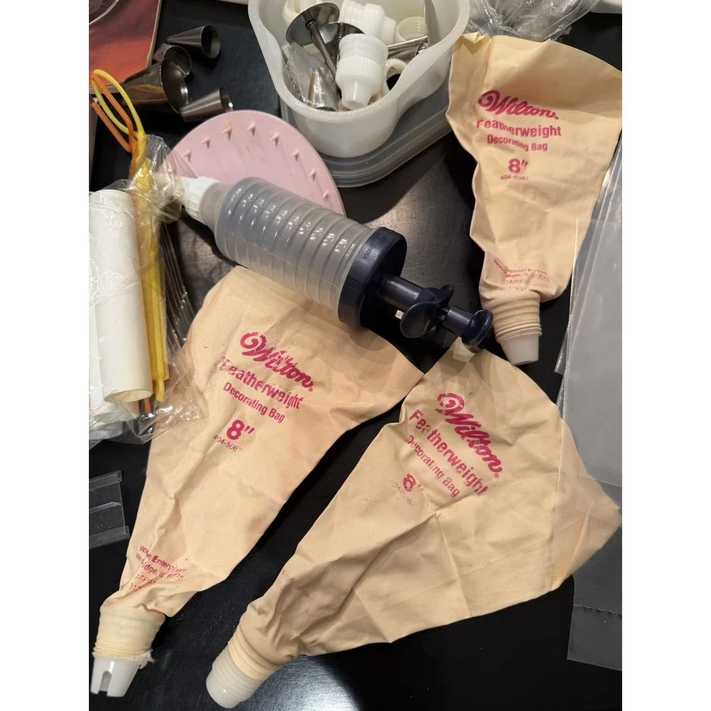 Cake Decorating Supplies Lot Metal & Plastic Tips Wilton Bags Etc Tip Carry Case